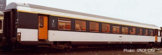 Passenger car 1st class in "Corail" livery<br /><a href='images/pictures/Roco/45735.jpg' target='_blank'>Full size image</a>